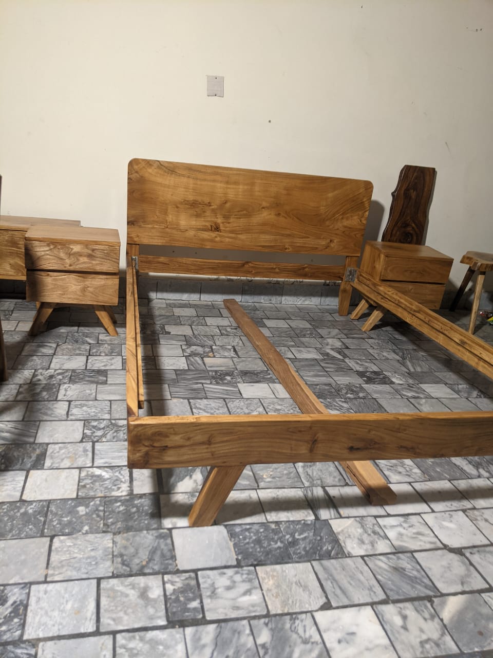G bed (Acacia)